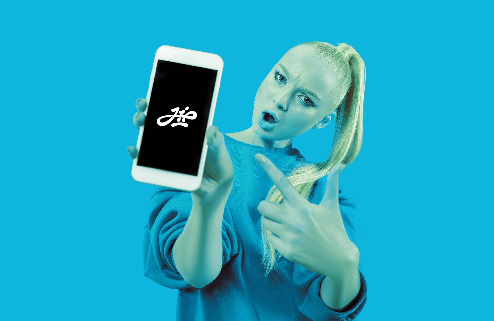 Eine Frau hält ein Handy in der Hand auf dem das Logo des JugendInfoPortals jip zu sehen ist.